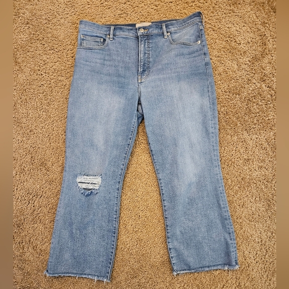 EVERLANE Light Wash Women's Kick Crop Distressed Jeans, Size 33R - Picture 1 of 9